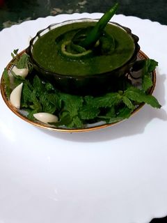 आम पुदीना की खट्टी-मीठी चटनी (Aam pudina ki khatti meethi chutney recipe in hindi) रेसिपी मुख्य फोटो