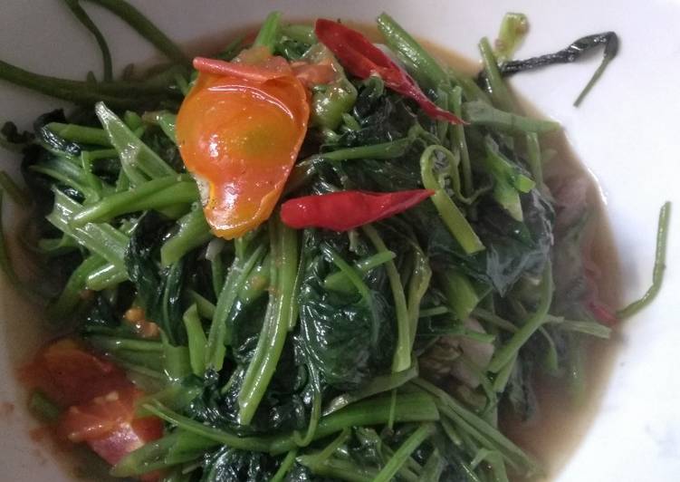  Resep  Tumis  kangkung  terasi  pedas  oleh Rina Arianti Cookpad