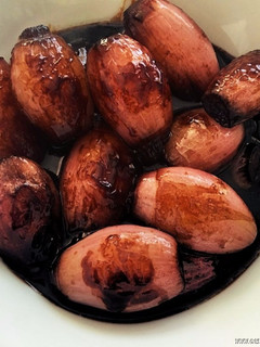 Una foto de Chalotas glaseadas en jugo de carrilleras