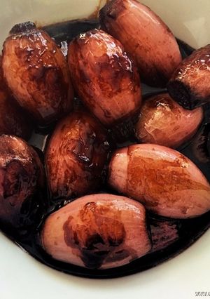 Una foto de Chalotas glaseadas en jugo de carrilleras