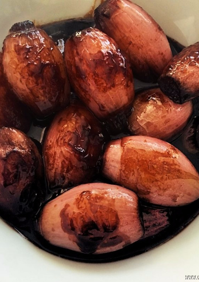 Una foto de Chalotas glaseadas en jugo de carrilleras