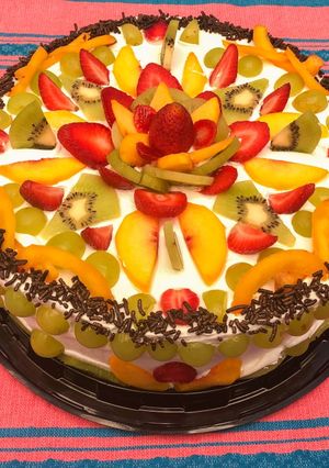 Una foto de TROPICAKE! Pastel de frutas tropicales 🍓🥝🍎🍇
