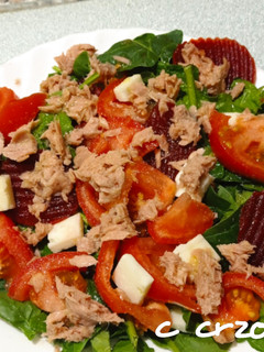Una foto de Ensalada de espinacas y queso de cabra