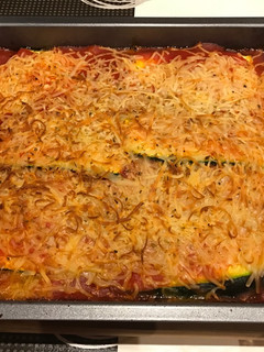 Una foto de Lasaña de calabacín, chorizo de pavo y queso de cabra