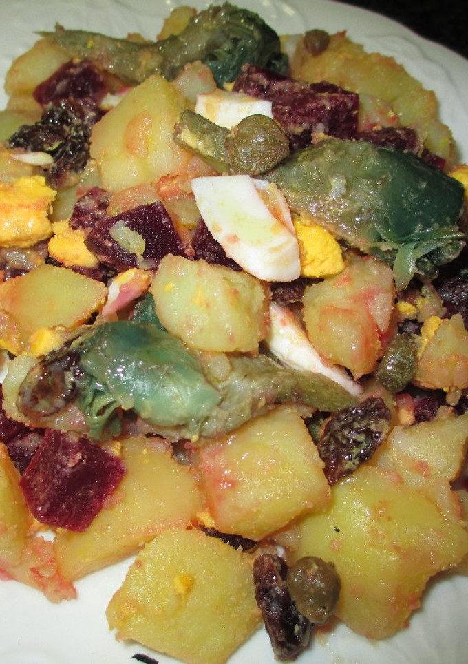 Una foto de Ensalada otoñal de patatas con remolacha y alcachofas infusión