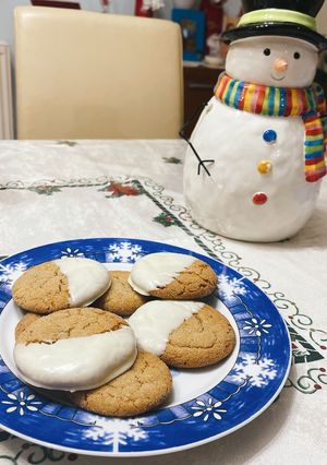 Φωτογραφία της συνταγής Ginger-cinnamon cookies βουτηγμένα σε λευκή σοκολάτα