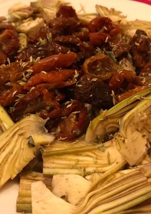 Foto di Carciofi freschi con pomodorini e origano 🌿