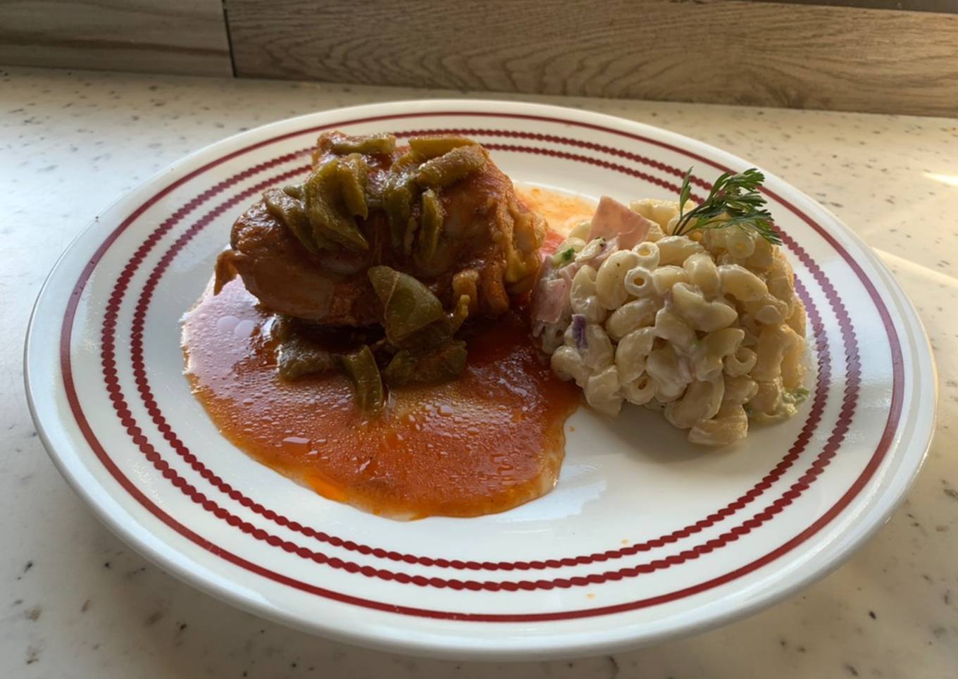 Pollo con nopales en chile morita