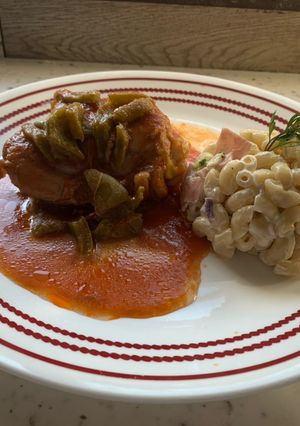 Una foto de Pollo con nopales en chile morita