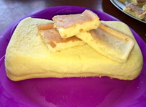 Una foto de Postre de queso crema súper esponjoso se desase en la boca