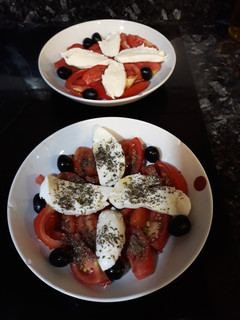 Una foto de Ensalada de tomate con motzzarella y aceitunas