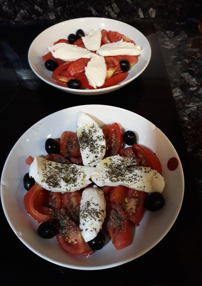 Una foto de Ensalada de tomate con motzzarella y aceitunas