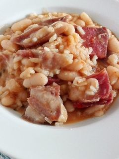 Una foto de Caraotas o alubias blancas con oreja y jamón