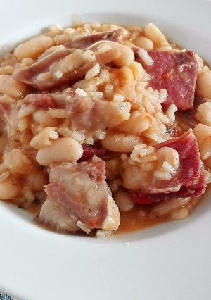 Una foto de Caraotas o alubias blancas con oreja y jamón