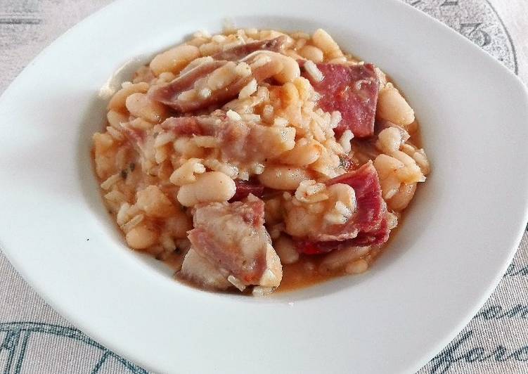 Caraotas o alubias blancas con oreja y jamón