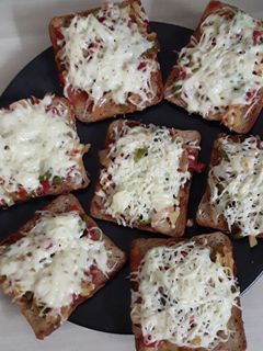 ब्रेड पिझ्झा (bread pizza recipe in marathi) रेसिपी चे मुख्य फोटो
