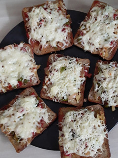 ब्रेड पिझ्झा (bread pizza recipe in marathi) रेसिपी चे मुख्य फोटो