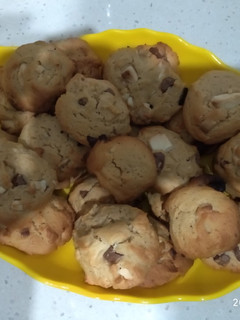 Una foto de Cookies de chocolate blanco y chocolate negro