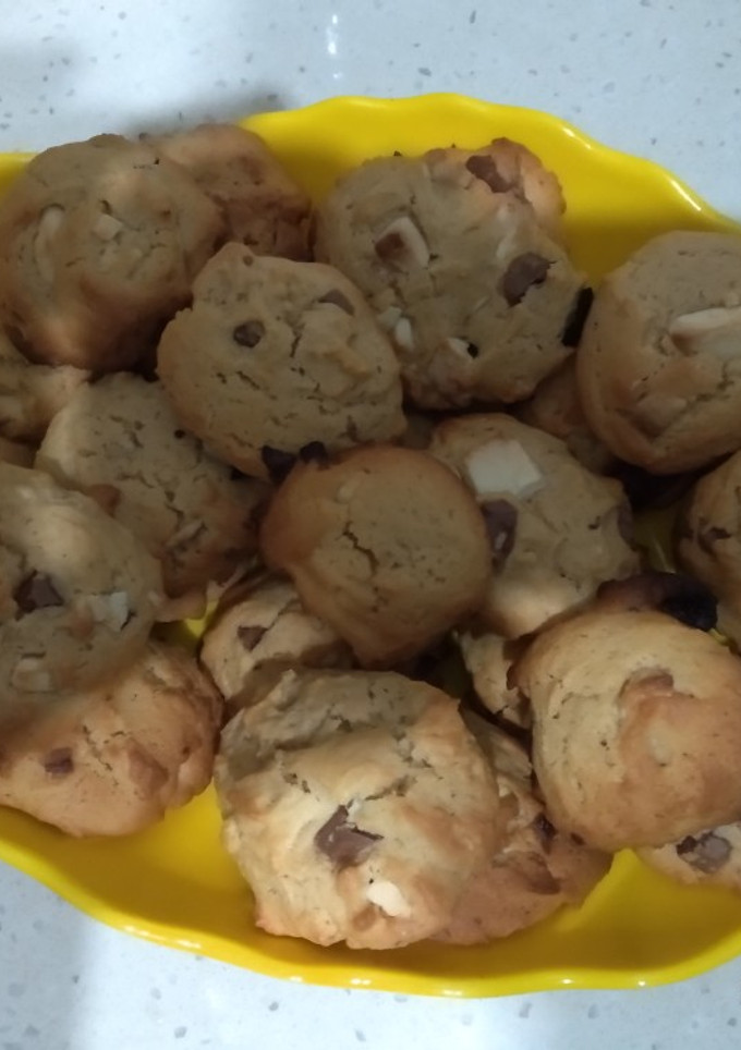 Una foto de Cookies de chocolate blanco y chocolate negro