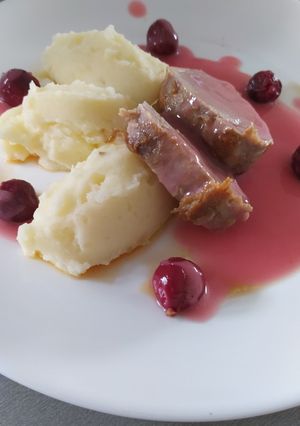 Szűzpecsenye meggy mártással recept fotója
