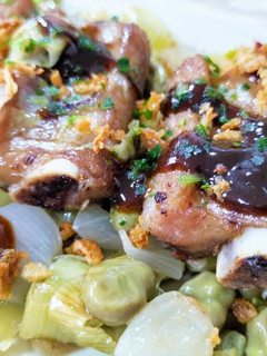 Una foto de Costilla ibérica con cebolla, habas y salsa hoisin