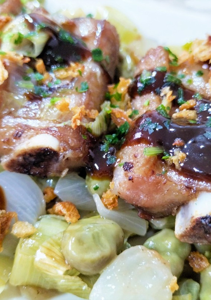 Una foto de Costilla ibérica con cebolla, habas y salsa hoisin