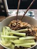 Chow Mein vegano con cacahuate y salsa agripicante
