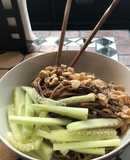 Chow Mein vegano con cacahuate y salsa agripicante