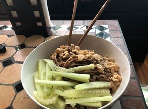 Una foto de Chow Mein vegano con cacahuate y salsa agripicante