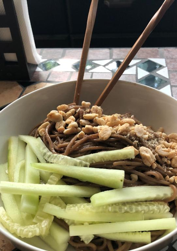 Una foto de Chow Mein vegano con cacahuate y salsa agripicante