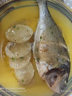 Una foto de Dorada o lubina al horno con crema de salsa de pescado