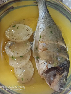 Una foto de Dorada o lubina al horno con crema de salsa de pescado