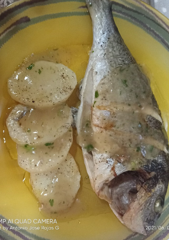 Una foto de Dorada o lubina al horno con crema de salsa de pescado