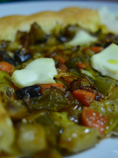 Una foto de Hojaldre de verduras al pesto y queso fresco