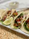Tacos de bacalao con crema de aguacate y pico de gallo