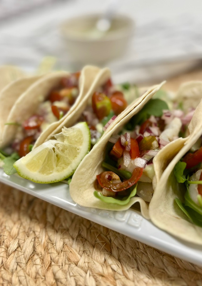 Una foto de Tacos de bacalao con crema de aguacate y pico de gallo