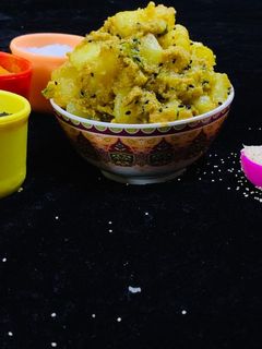 बंगाली आलू पोस्तो (Bengali aloo posto recipe in Hindi) रेसिपी मुख्य फोटो