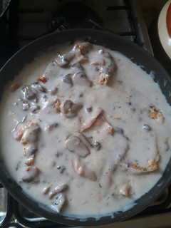 Una foto de Milanesa de pollo en crema de champiñón 🍄🍲
