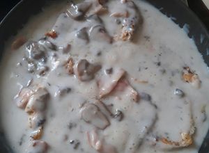 Una foto de Milanesa de pollo en crema de champiñón 🍄🍲