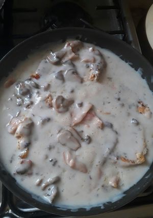 Una foto de Milanesa de pollo en crema de champiñón 🍄🍲