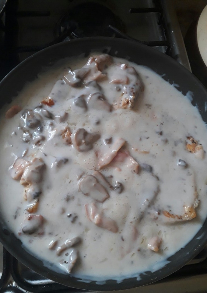 Una foto de Milanesa de pollo en crema de champiñón 🍄🍲