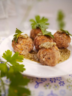 Una foto de Albóndigas de Salmón y Verduras en Salsa Verde
