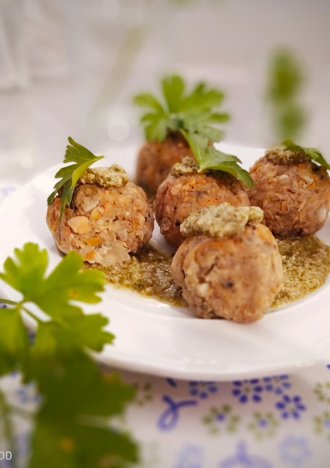 Una foto de Albóndigas de Salmón y Verduras en Salsa Verde