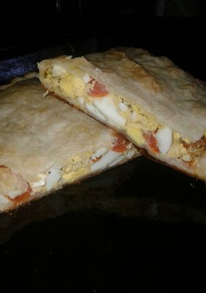Una foto de Empanada gigante de tomate, queso y huevos