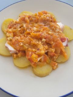 Una foto de Pata de pulpo sobre patata hecha al vapor en microondas, con salsa picante
