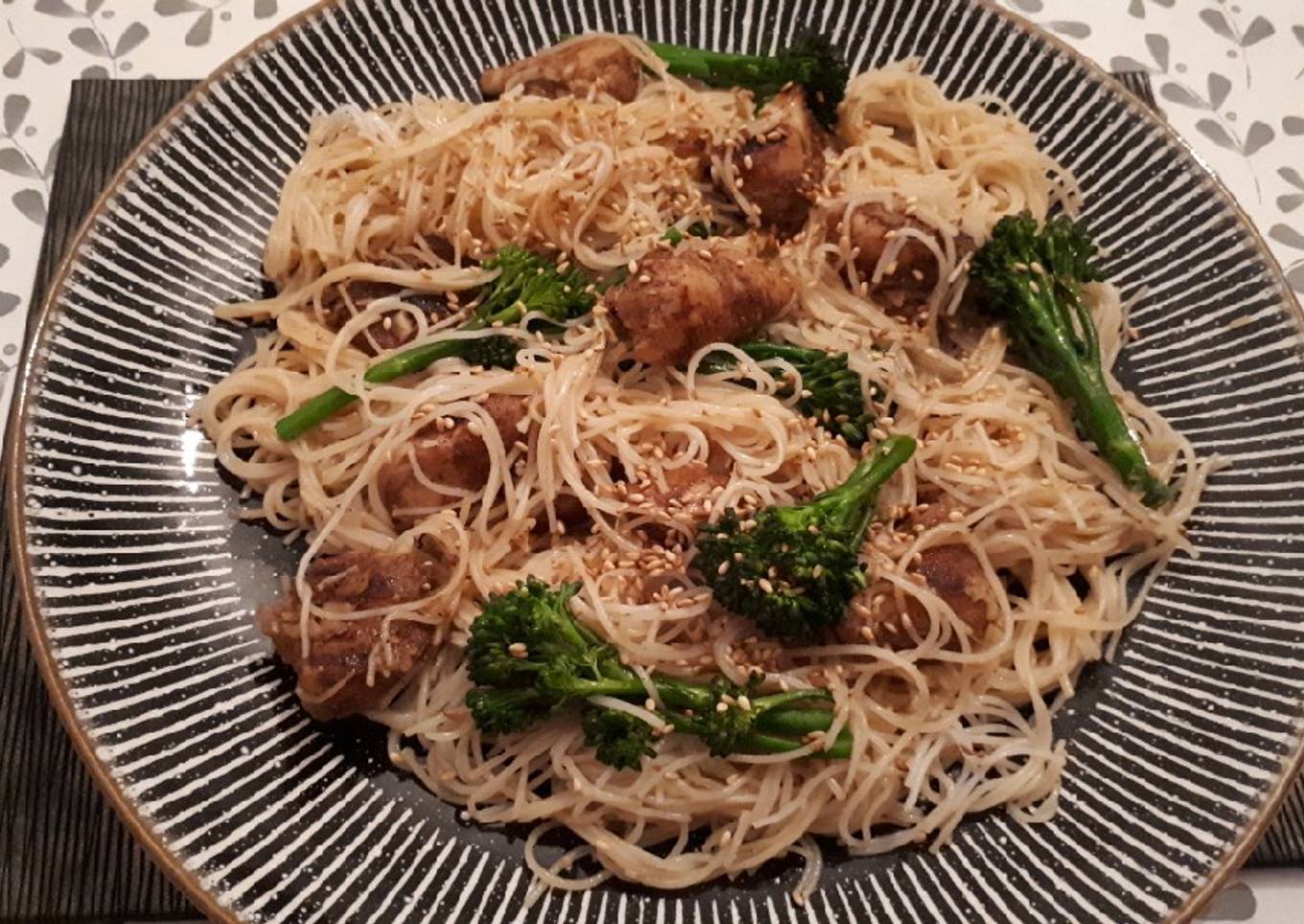 Fideos de arroz con pollo y brócoli