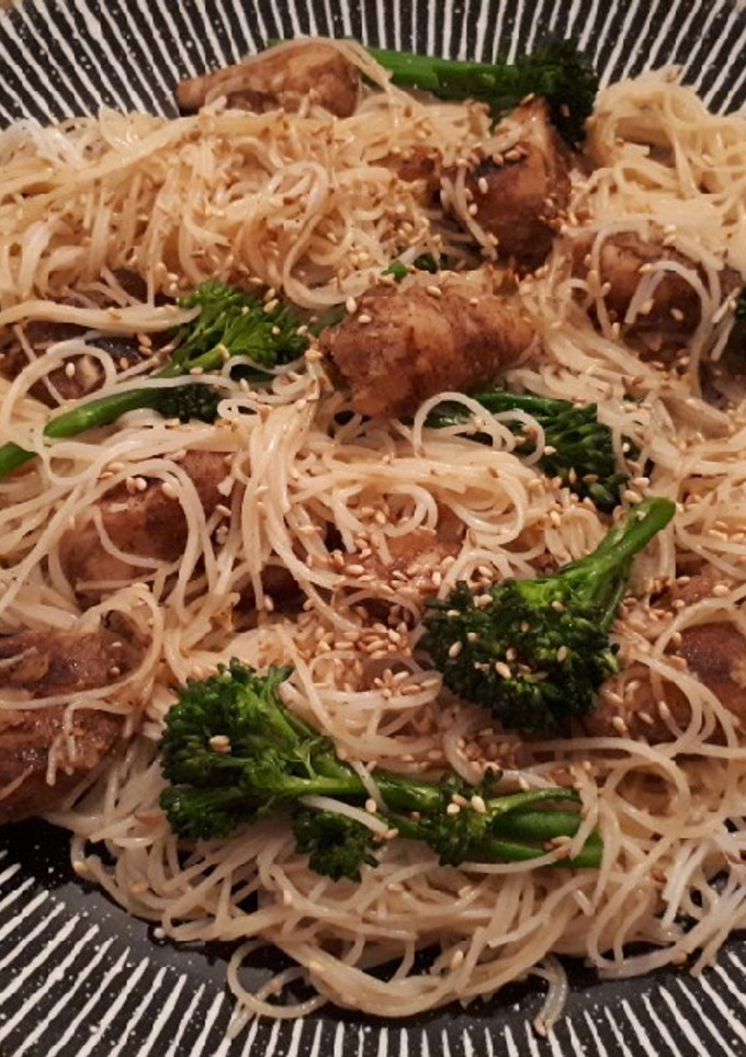 Una foto de Fideos de arroz con pollo y brócoli