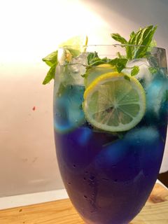 صورة لوصفة موهيتو بنكهة التوت الازرق 🍇