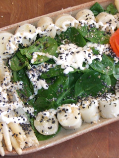 Una foto de Ensalada de espinacas con palmitos y espárragos