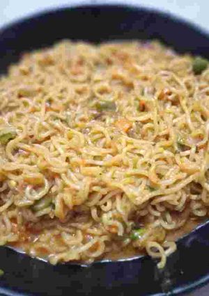 A picture of Mayo Aata noodles.